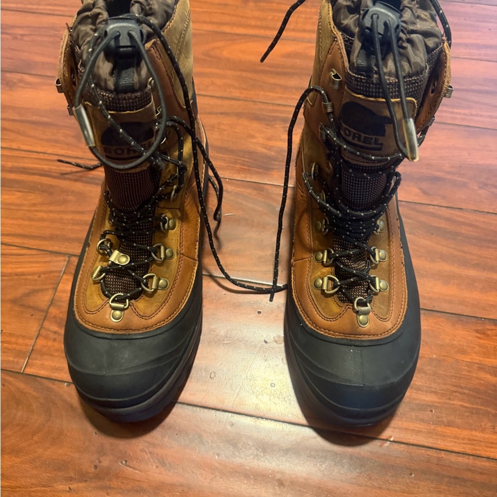 Sorel Tan and Black Leather Lace-Up Winter insulated Boots - Picture 2 of 10